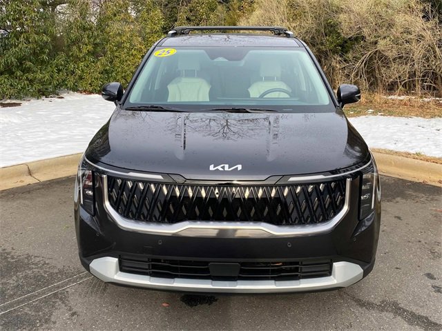 Used 2025 Kia Carnival EX image 2