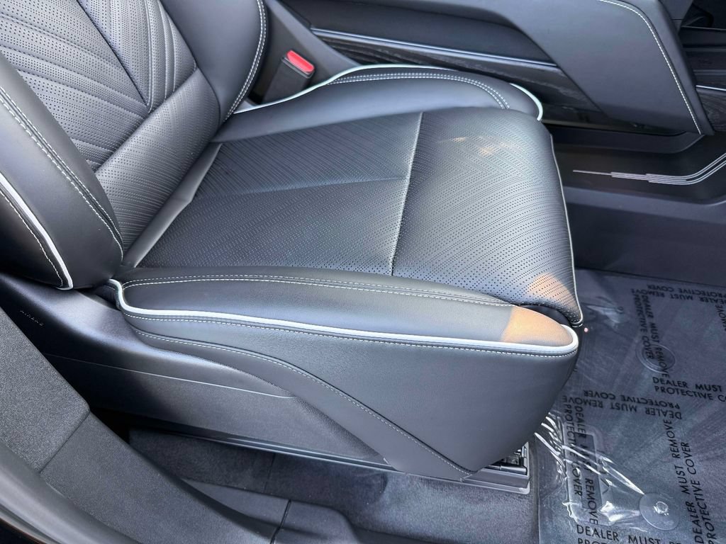 Used 2026 Cadillac Vistiq Luxury w/ LPO, Floor Liner Package AWD/4WD image 15