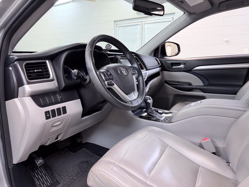 Used 2015 Toyota Highlander XLE AWD/4WD image 14