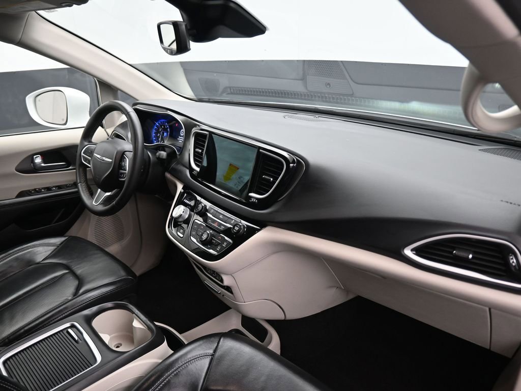 Used 2022 Chrysler Pacifica Touring-L image 59