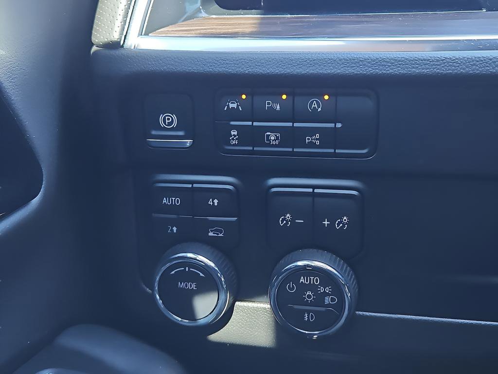 Used 2025 Chevrolet Suburban Premier image 14