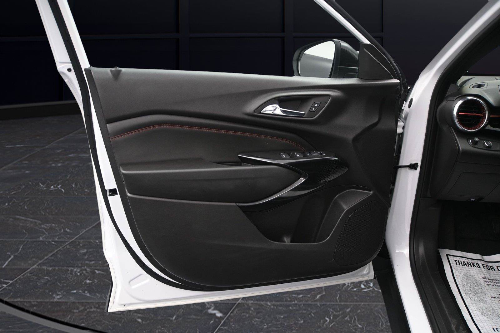 Used 2025 Chevrolet Trax RS w/ Sunroof Package FWD image 9