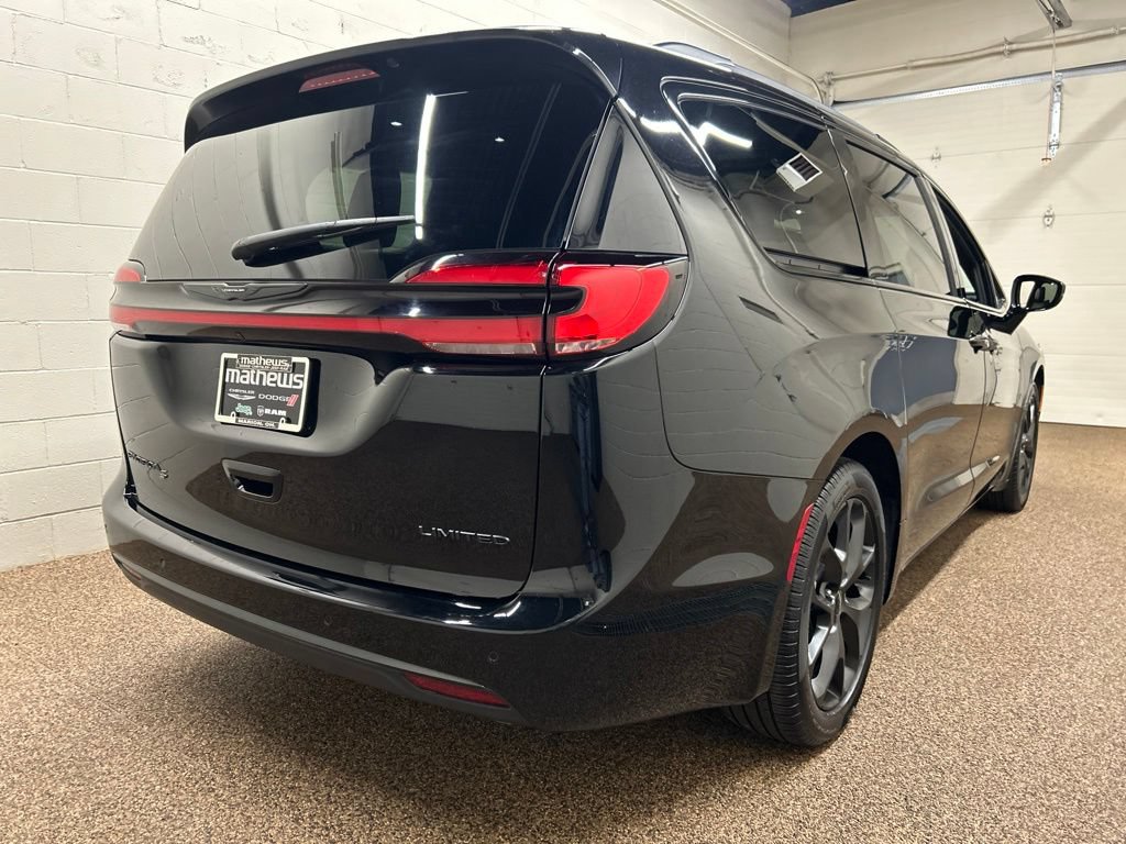 Used 2024 Chrysler Pacifica Limited w/ S Appearance Package FWD image 2