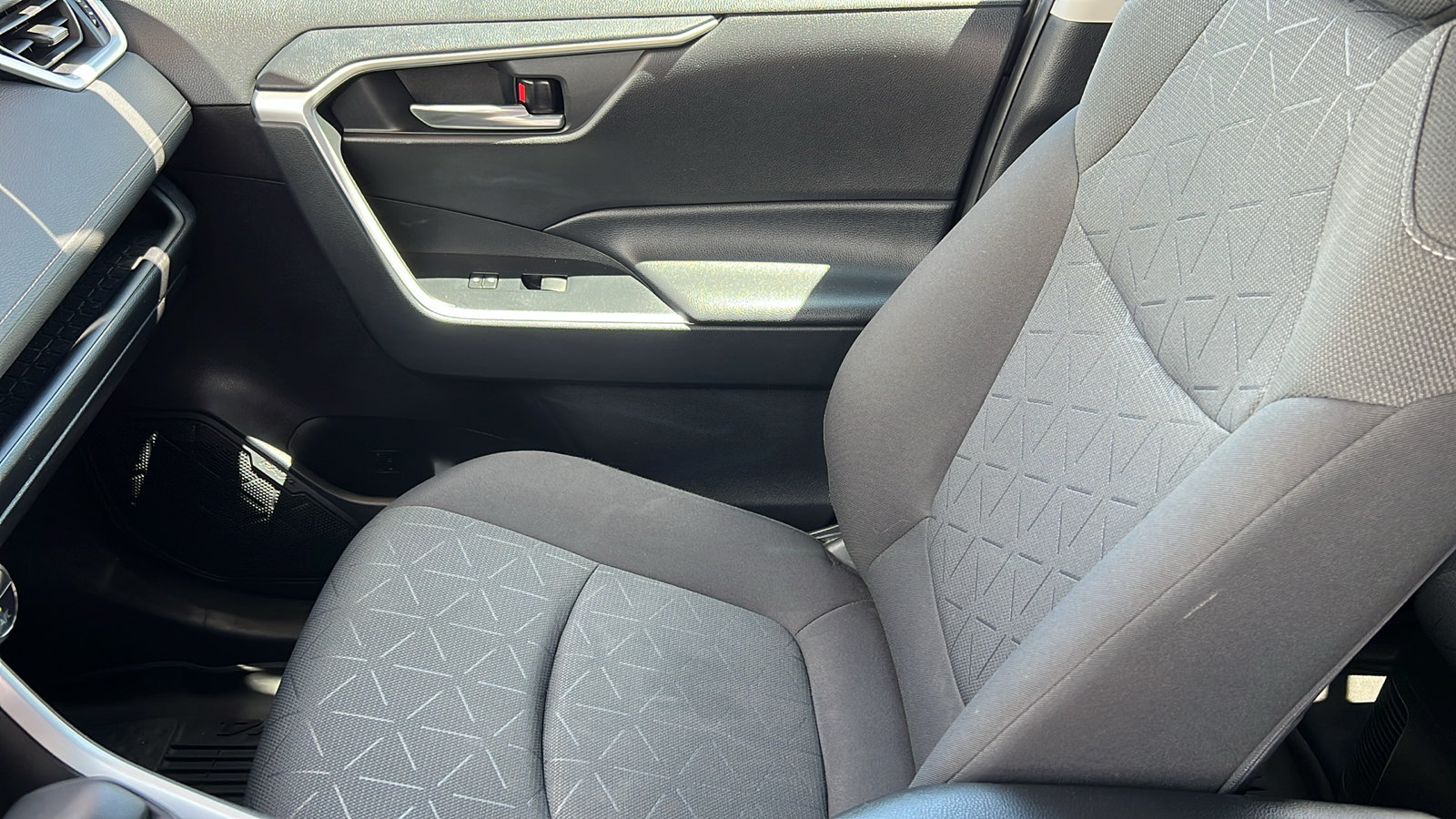 Used 2021 Toyota RAV4 XLE w/ Convenience Package AWD/4WD image 19