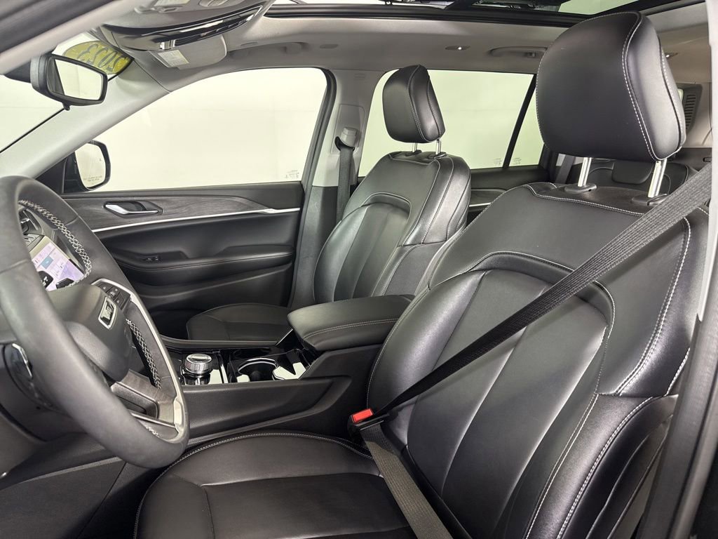 Used 2023 Jeep Grand Cherokee L Limited w/ Black Appearance Package AWD/4WD image 30