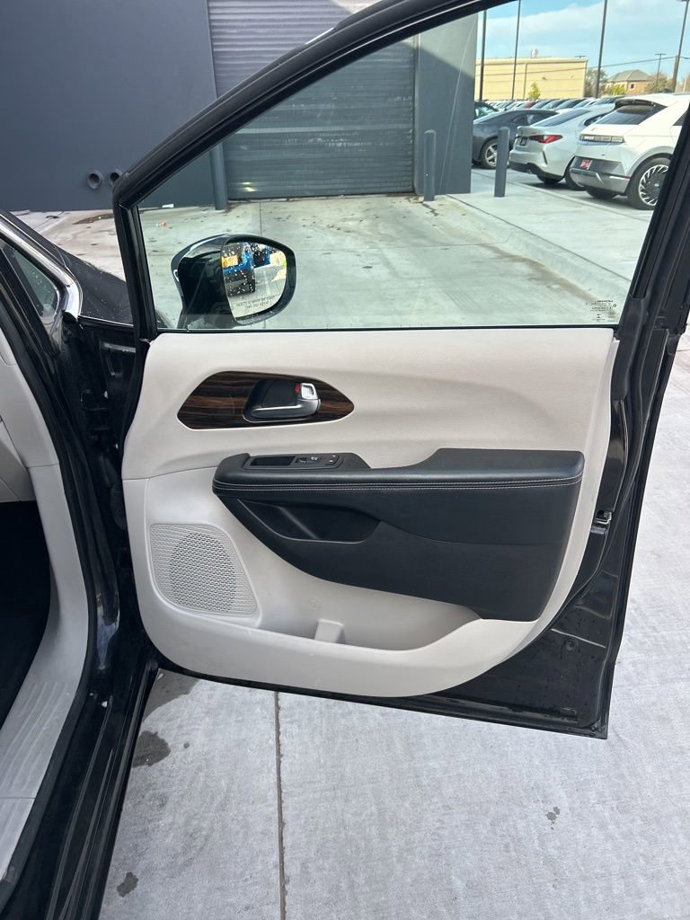Used 2023 Chrysler Pacifica Limited image 15