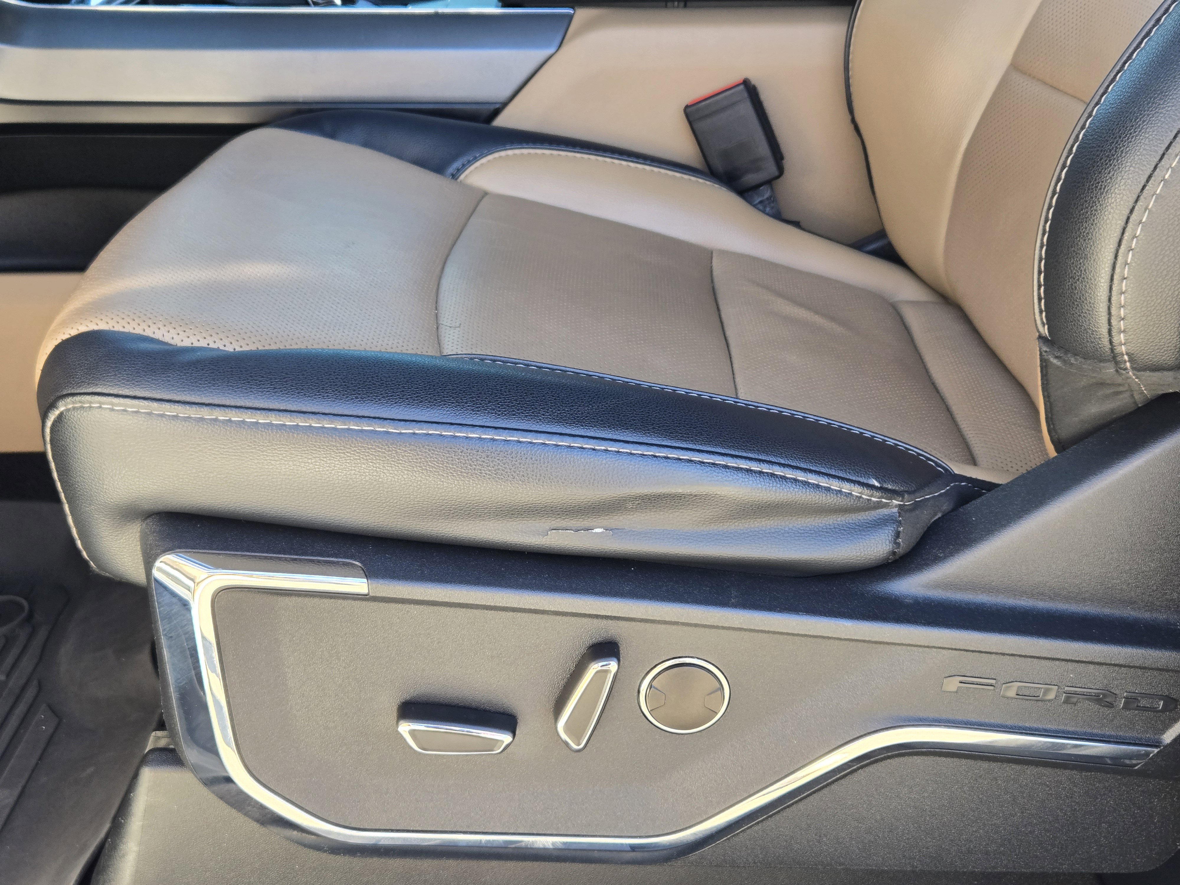 Used 2021 Ford F150 Lariat w/ Max Trailer Tow Package image 27