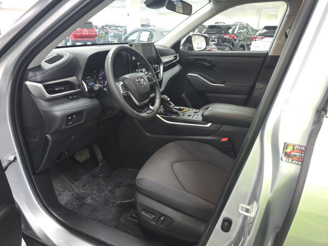 Used 2024 Toyota Highlander LE AWD/4WD image 17