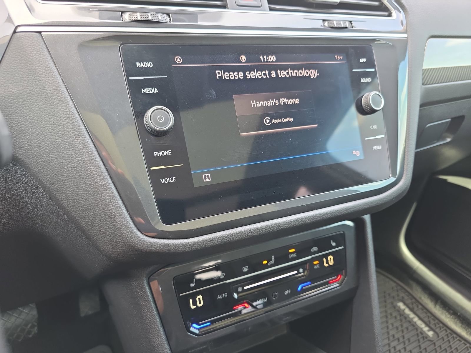 Used 2024 Volkswagen Tiguan SE w/ Panoramic Sunroof Package FWD image 21