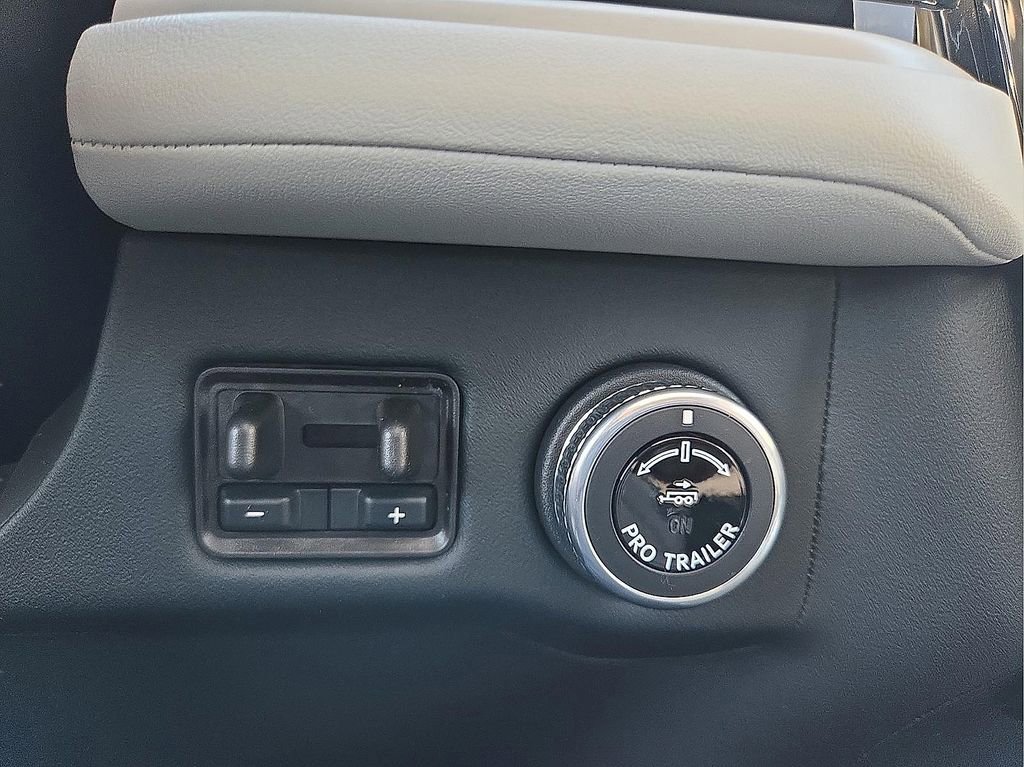 New 2025 Lincoln Navigator L Reserve AWD/4WD image 17