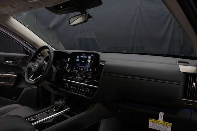 Used 2024 Nissan Pathfinder Platinum w/ Cargo Package image 15