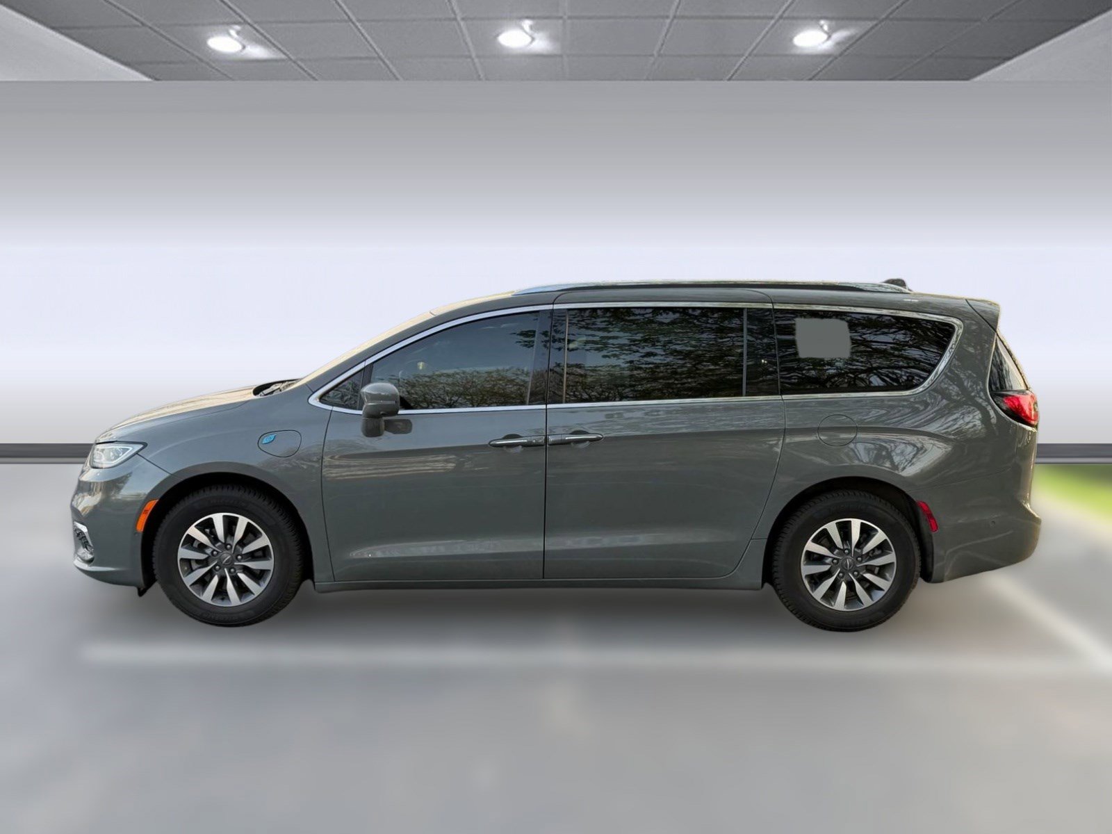 Used 2021 Chrysler Pacifica Touring-L FWD image 2