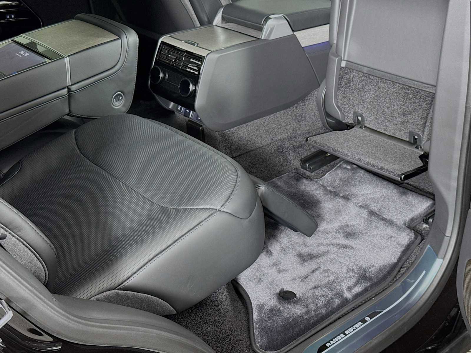 New 2026 Land Rover Range Rover SV image 31