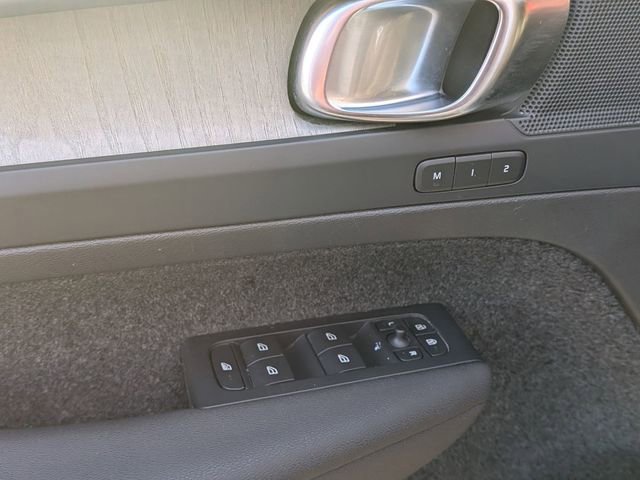 Certified 2023 Volvo XC40 B5 Plus image 25