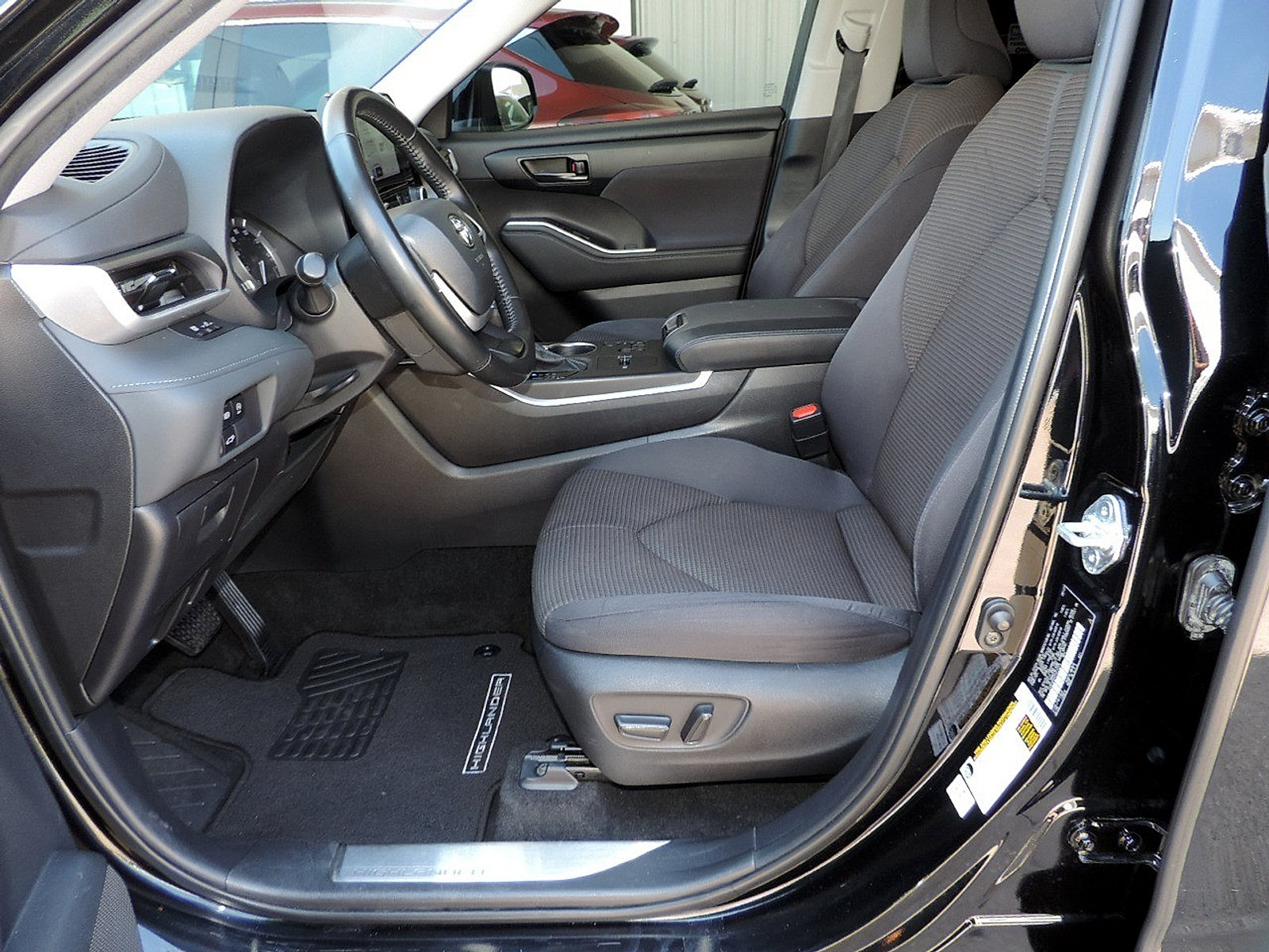 Used 2023 Toyota Highlander LE FWD image 13