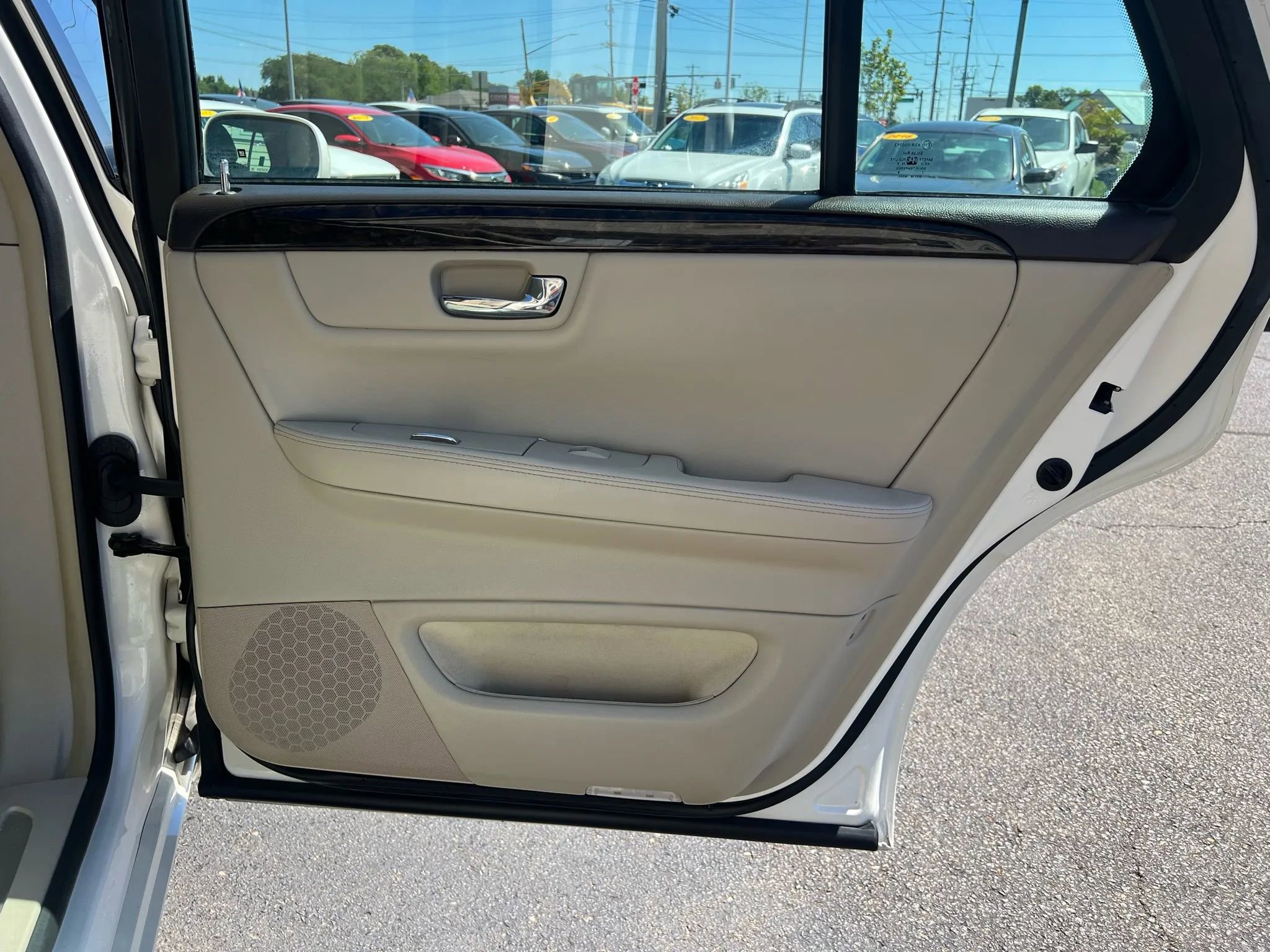 Used 2009 Cadillac DTS w/ Trunk Convenience Package FWD image 33
