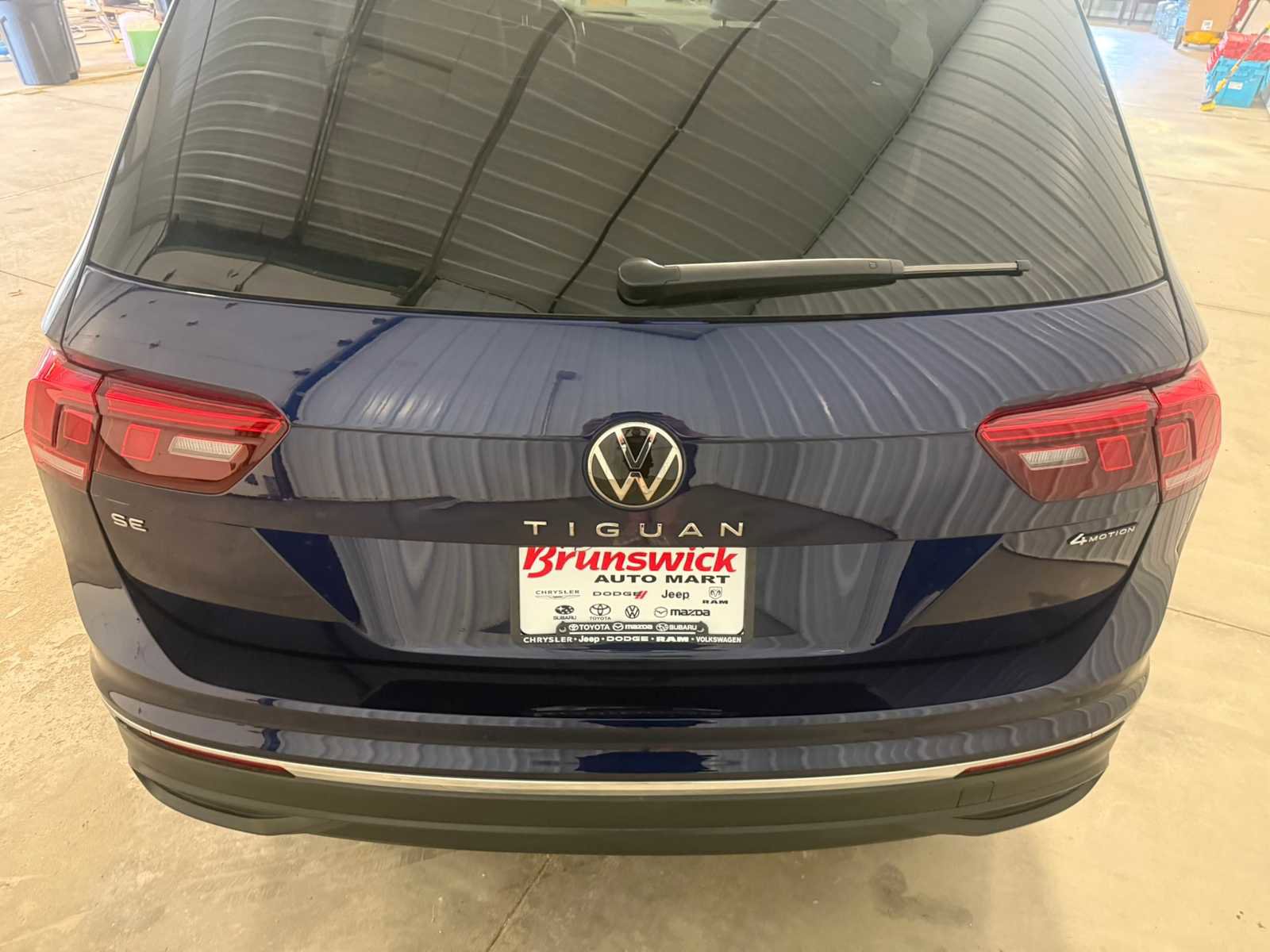 Certified 2024 Volkswagen Tiguan SE w/ Panoramic Sunroof Package AWD/4WD image 16