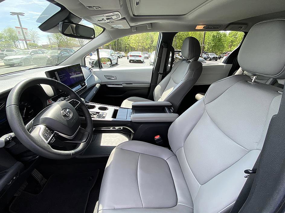 Certified 2025 Toyota Sienna XLE FWD image 11