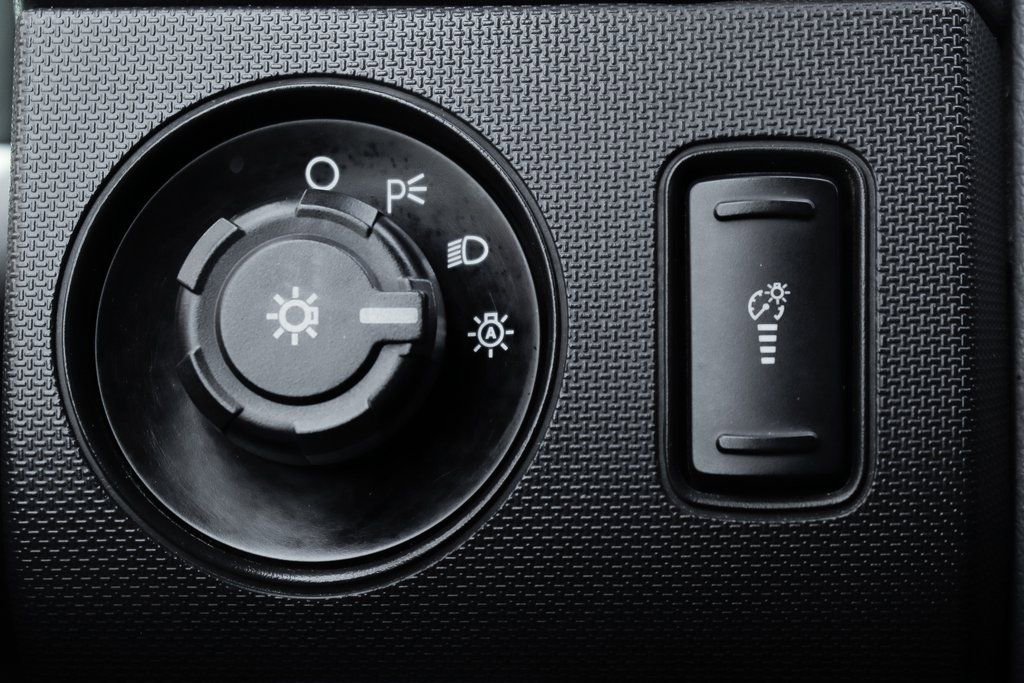 Used 2016 Ford F550 4x4 Crew Cab Super Duty w/ XLT Interior Package image 25