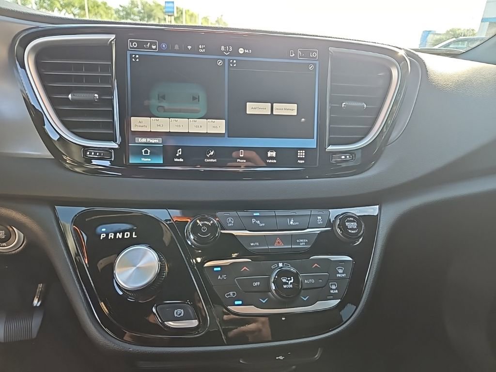 Used 2026 Chrysler Pacifica Select image 10