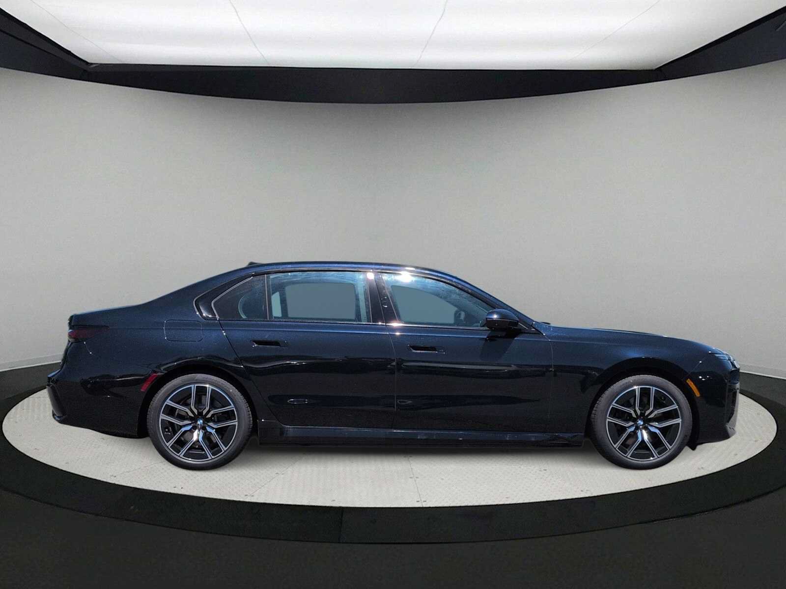 Used 2026 BMW i7 xDrive60 w/ M Sport Package RWD image 9