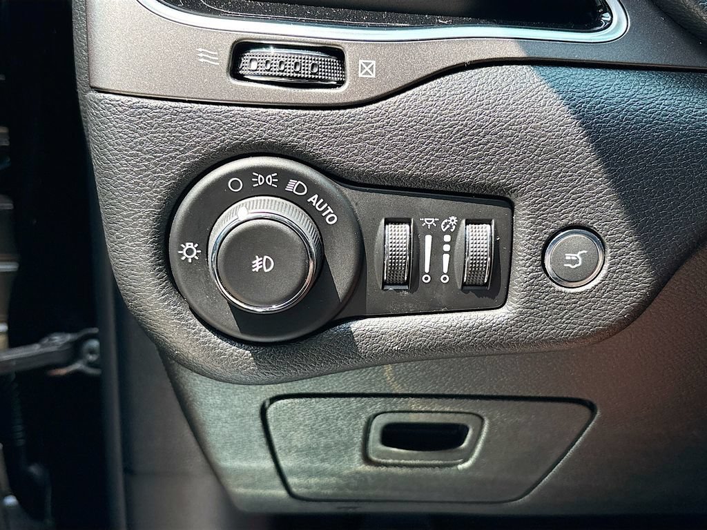 Used 2020 Jeep Cherokee Limited FWD image 28