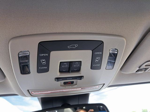 Certified 2022 Toyota Sienna XLE w/ XLE Plus Package FWD image 22