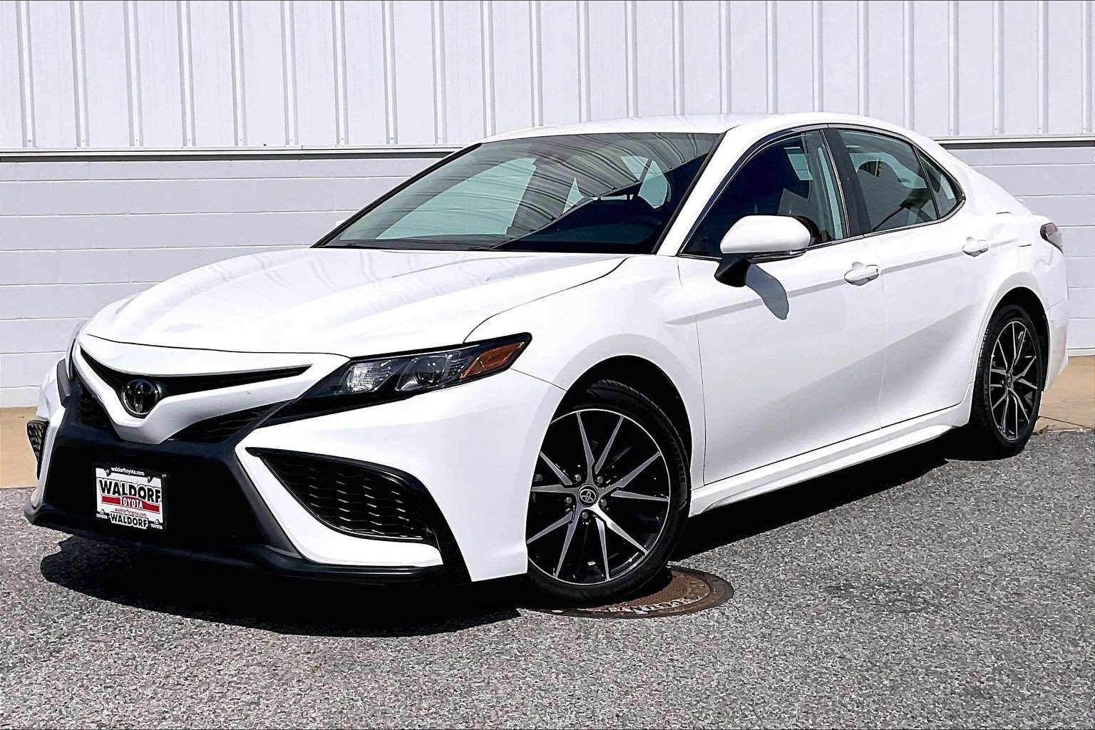 Used 2024 Toyota Camry SE FWD image 2
