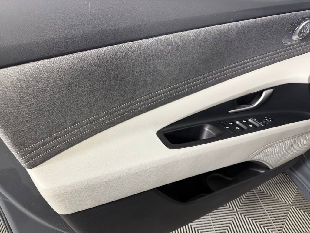 Used 2024 Hyundai Elantra Limited image 26