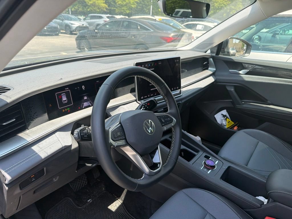 Used 2025 Volkswagen Tiguan SE FWD image 8