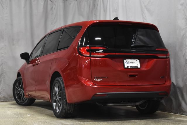 New 2026 Chrysler Pacifica Select image 2
