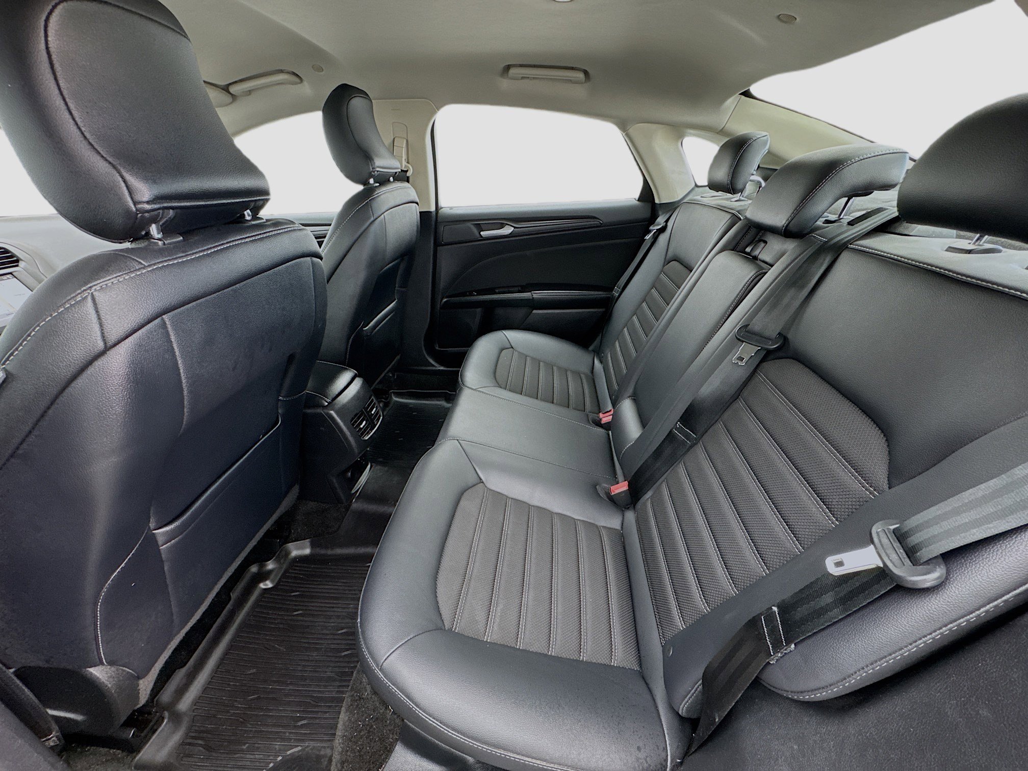 Used 2018 Ford Fusion SE w/ Equipment Group 601A FWD image 15