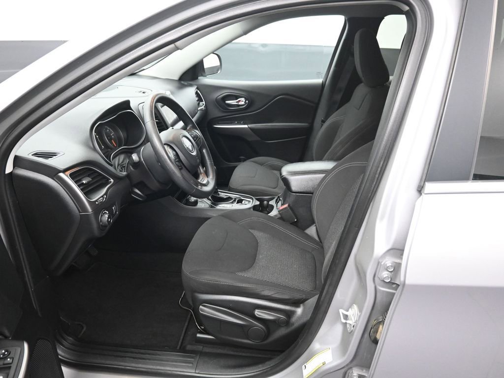 Used 2019 Jeep Cherokee Latitude w/ Popular Appearance Group AWD/4WD image 9