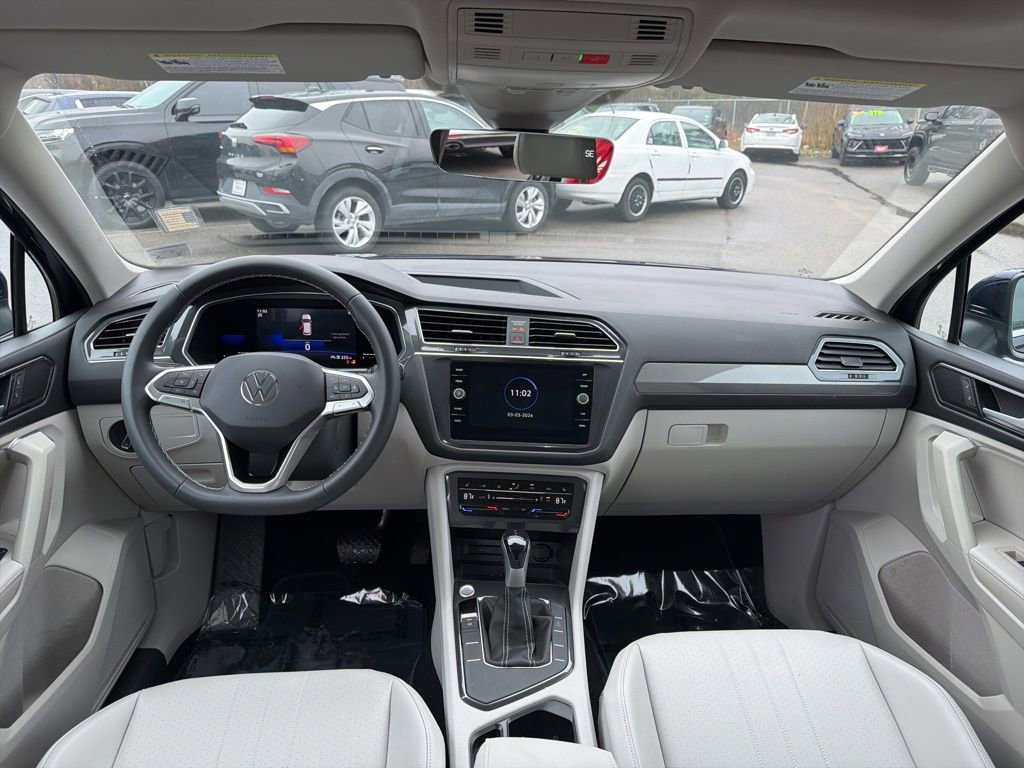 Used 2023 Volkswagen Tiguan SE w/ Panoramic Sunroof Package image 24