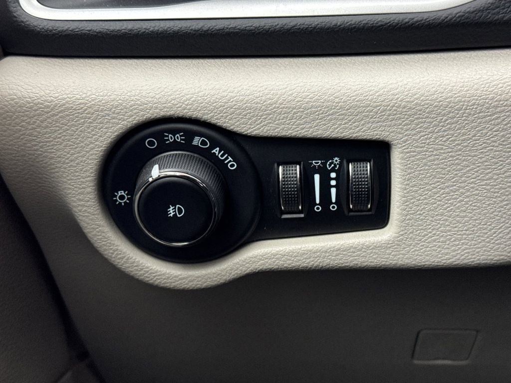 Used 2023 Chrysler Pacifica Touring-L image 28