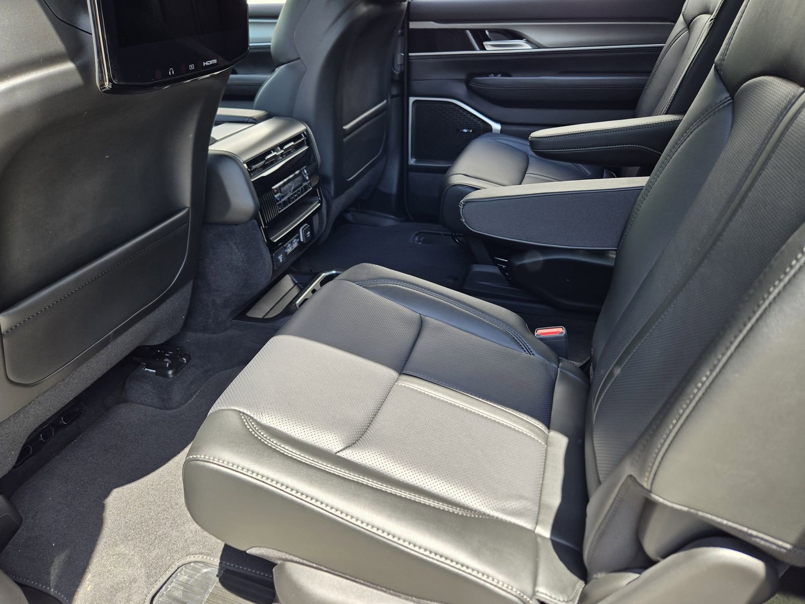 New 2025 Jeep Wagoneer L Series II w/ Premium Group I image 23