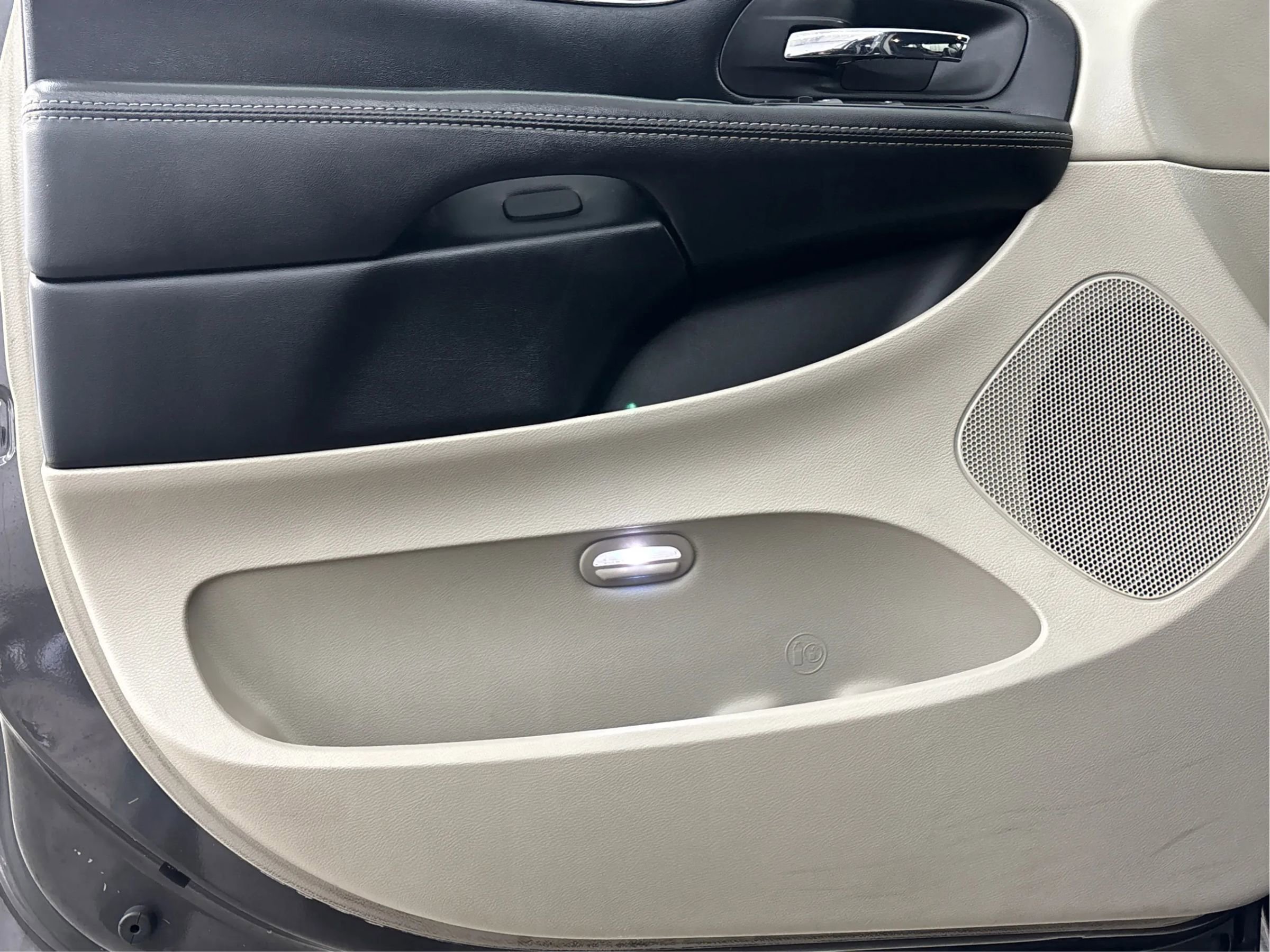 Used 2019 Dodge Grand Caravan SXT FWD image 26