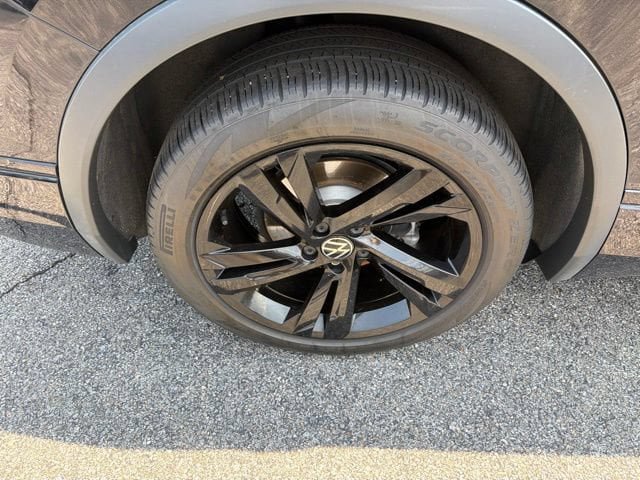 Certified 2024 Volkswagen Tiguan SE R-Line AWD/4WD image 31