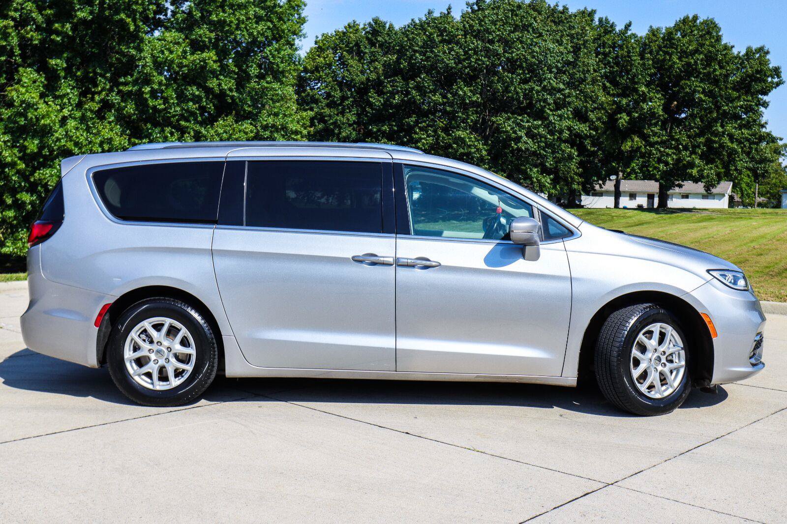 Used 2021 Chrysler Pacifica Touring-L FWD image 5