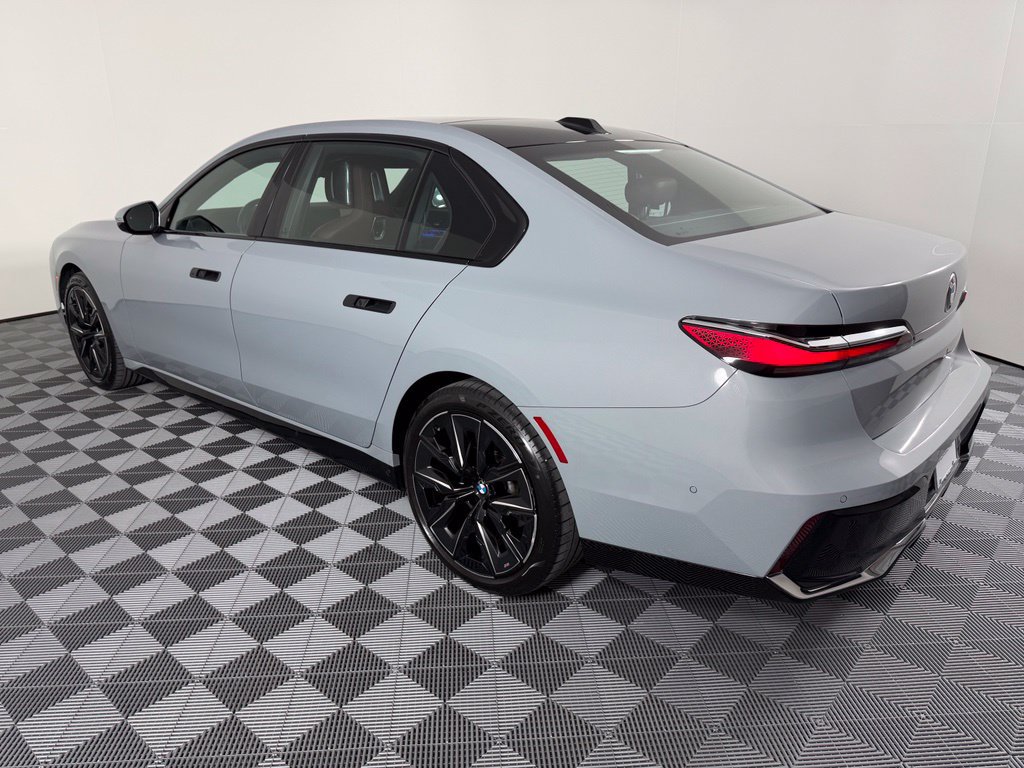 Used 2023 BMW 740i w/ Executive Package RWD image 3