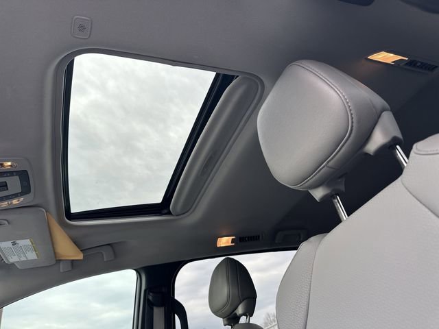 Used 2025 Toyota Sienna XLE w/ XLE Plus Package image 21