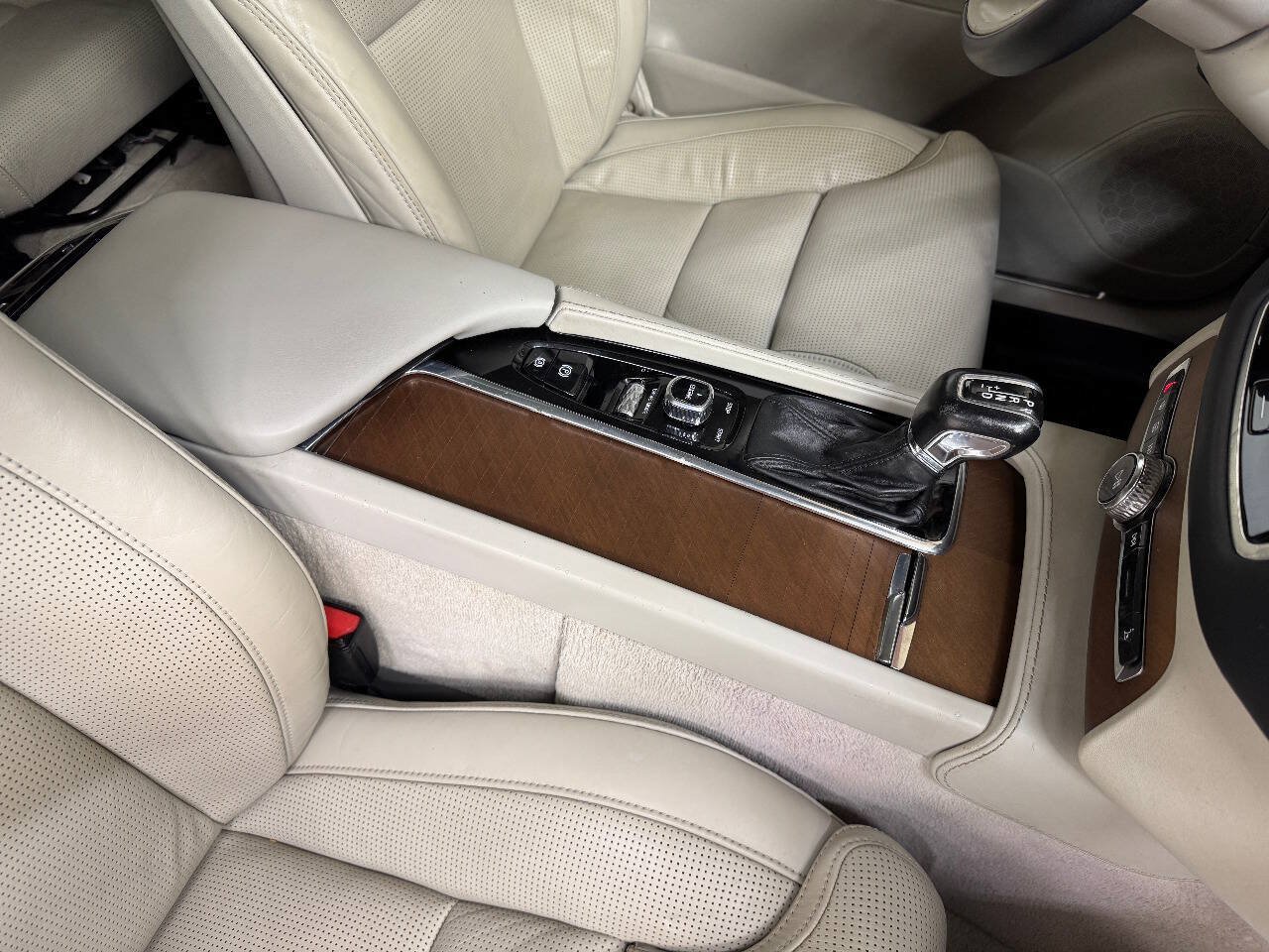 Used 2016 Volvo XC90 T6 Inscription w/ Vision Package AWD/4WD image 39