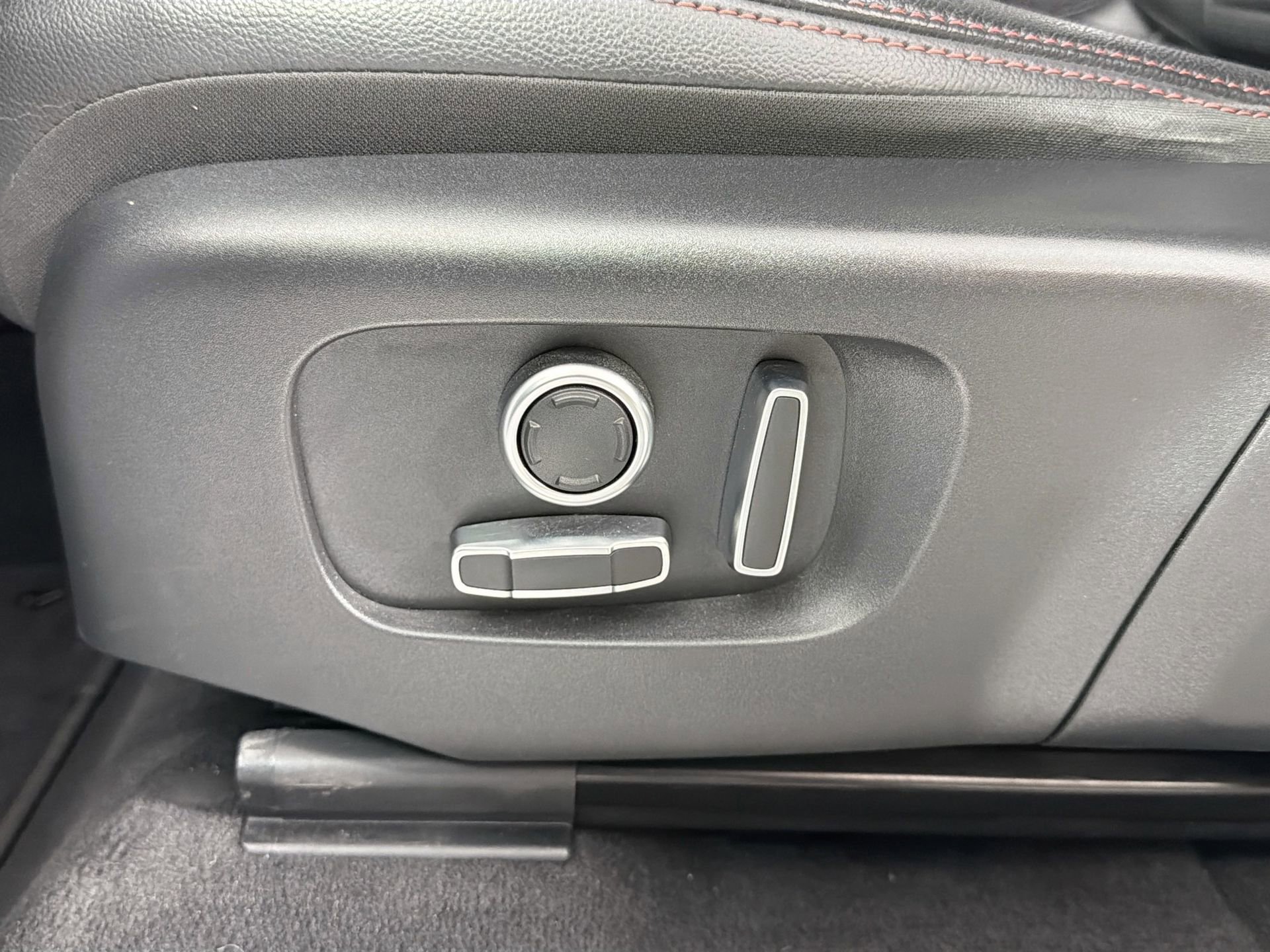 Used 2022 Land Rover Discovery Sport S R-Dynamic image 21