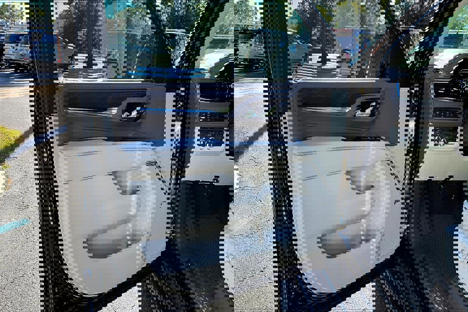 Used 2021 GMC Yukon Denali w/ Denali Premium Package image 18