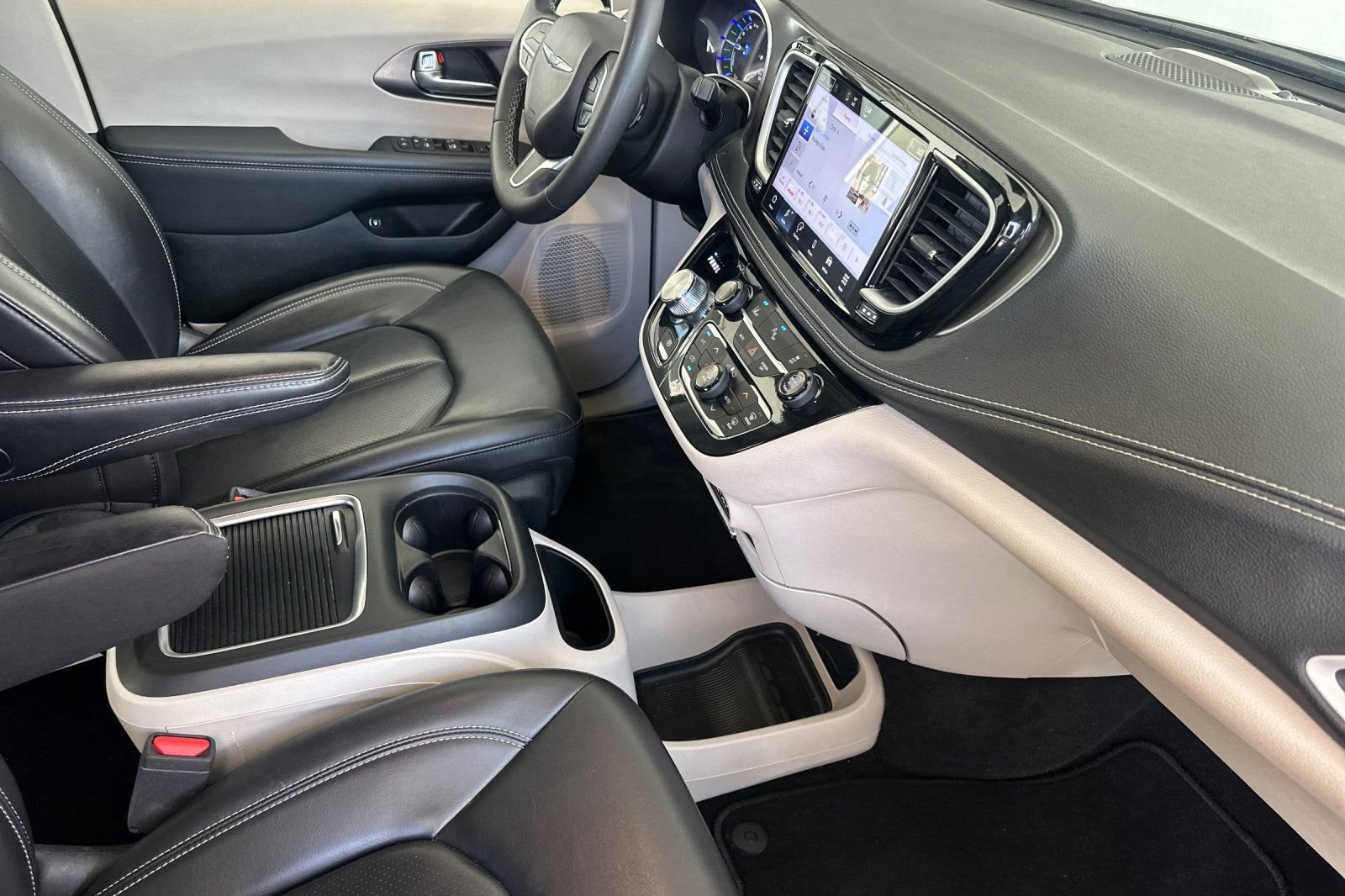 Used 2023 Chrysler Pacifica Touring-L FWD image 17