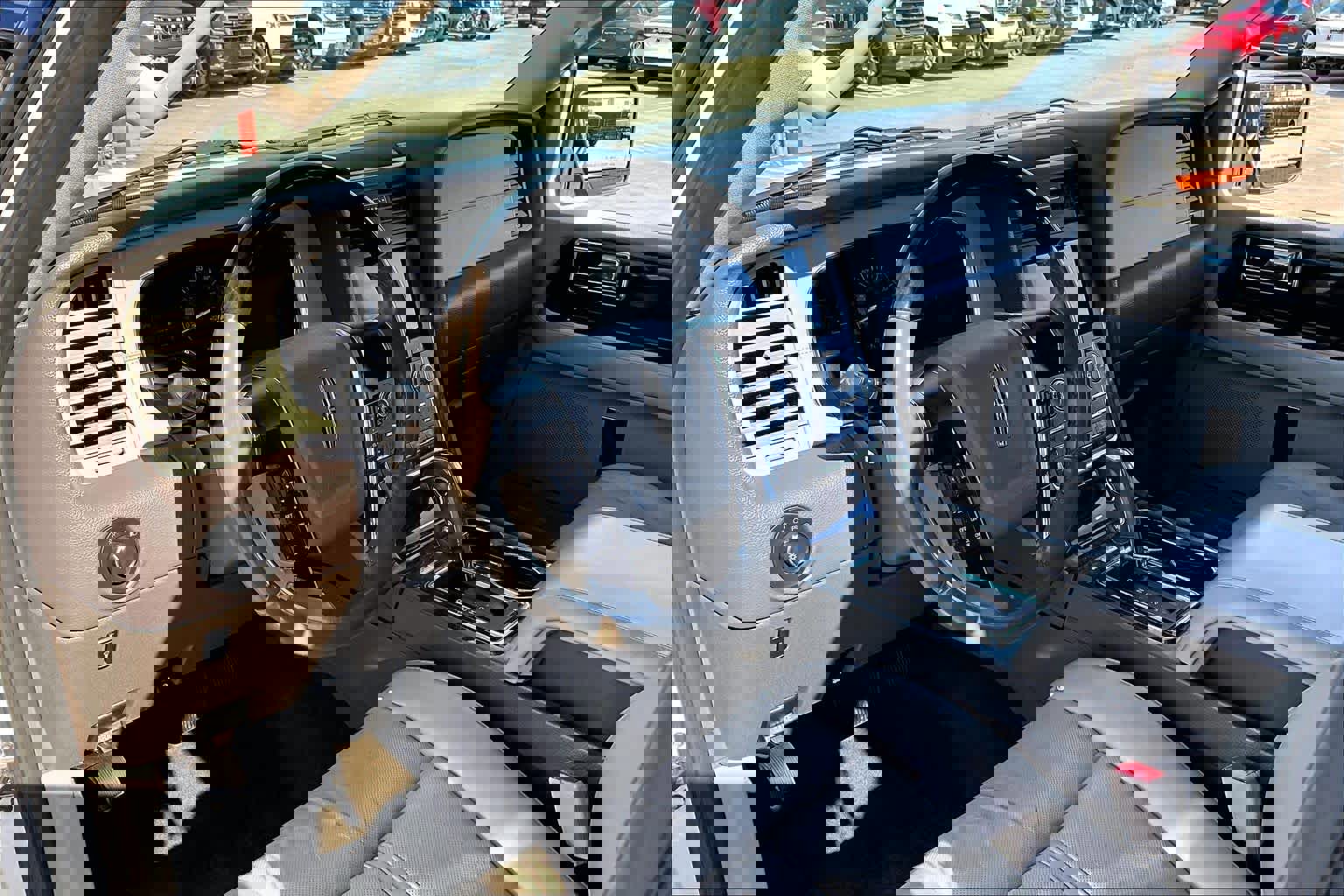 Used 2017 Lincoln Navigator Select image 17