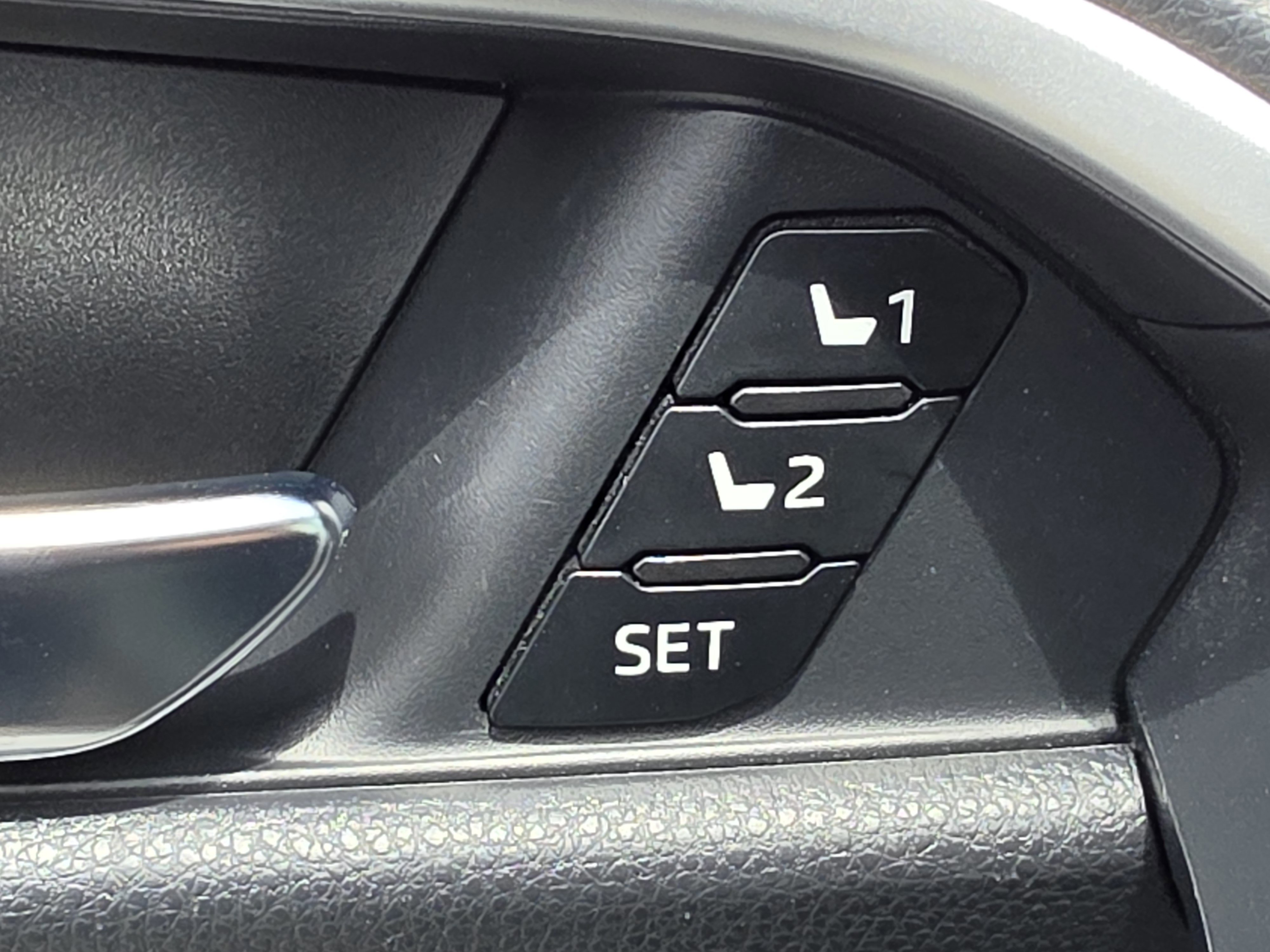 Used 2022 Toyota RAV4 XLE Premium AWD/4WD image 15