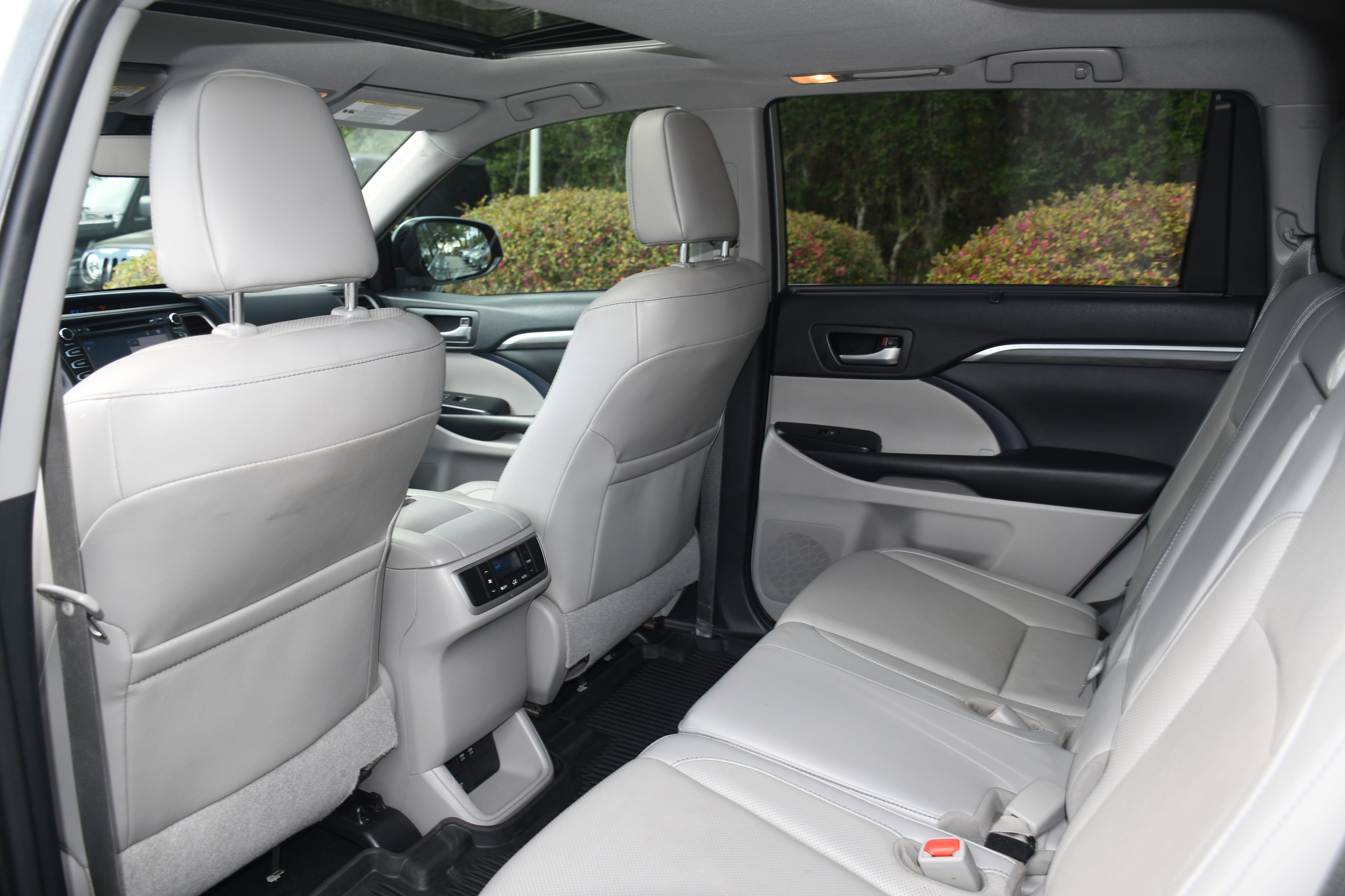 Used 2019 Toyota Highlander Limited FWD image 17