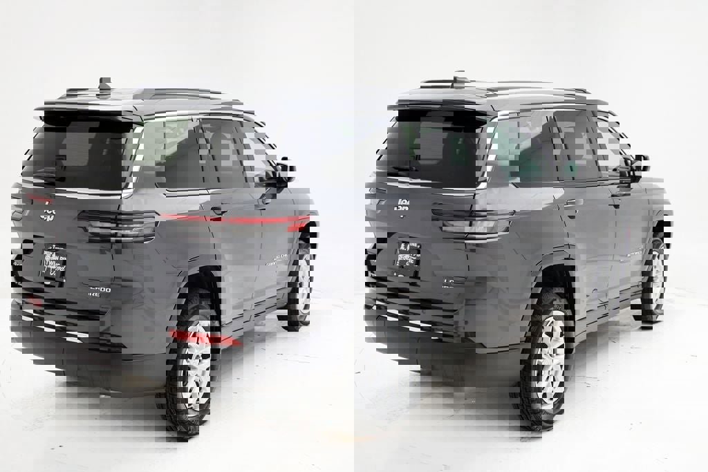 Used 2025 Jeep Grand Cherokee L Laredo image 8