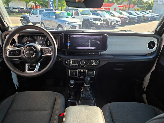 Used 2024 Jeep Wrangler Unlimited Sahara w/ Technology Group AWD/4WD image 3